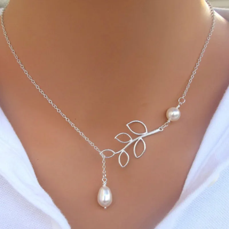 

The new European and American fashion imitation pearl leaf water drop pendant collarbone chain is suitable for daily wear by women over 15 years old