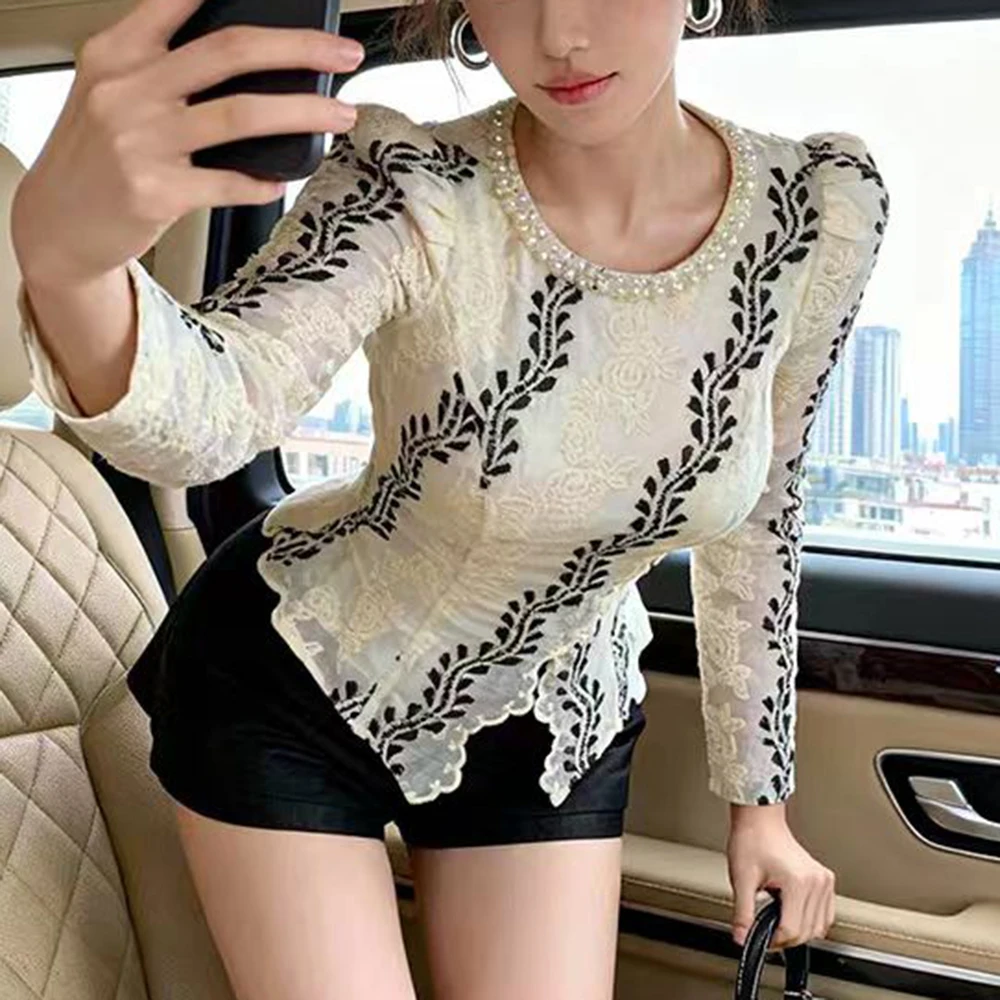 

Winter unique and beautiful temperament inner top light and rare niche non-collision high-end lace embroidered white shirt
