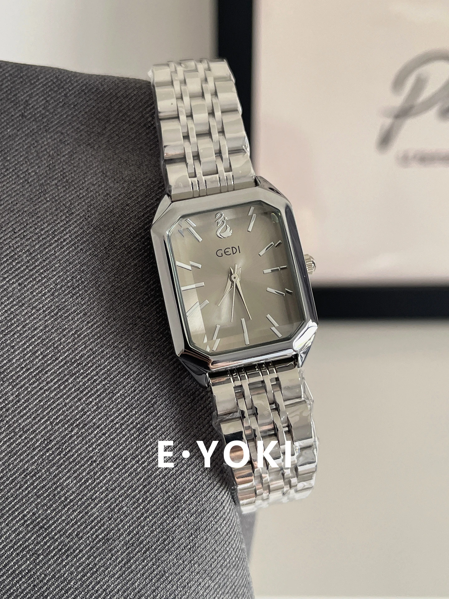 NewSilverGray Square Watch For Elegant LadiesA Fashionable And Retro Quartz Watch For WomenA High-Quality Wristwatch For Women.c