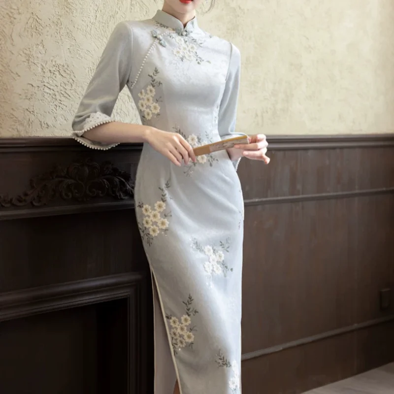 abito-qipao-a-tre-quarti-di-manica-per-donne-ricamato-elegante-vestito-cinese-con-colletto-alla-coreana-cheongsam-lungo-morbido-e-lussuoso