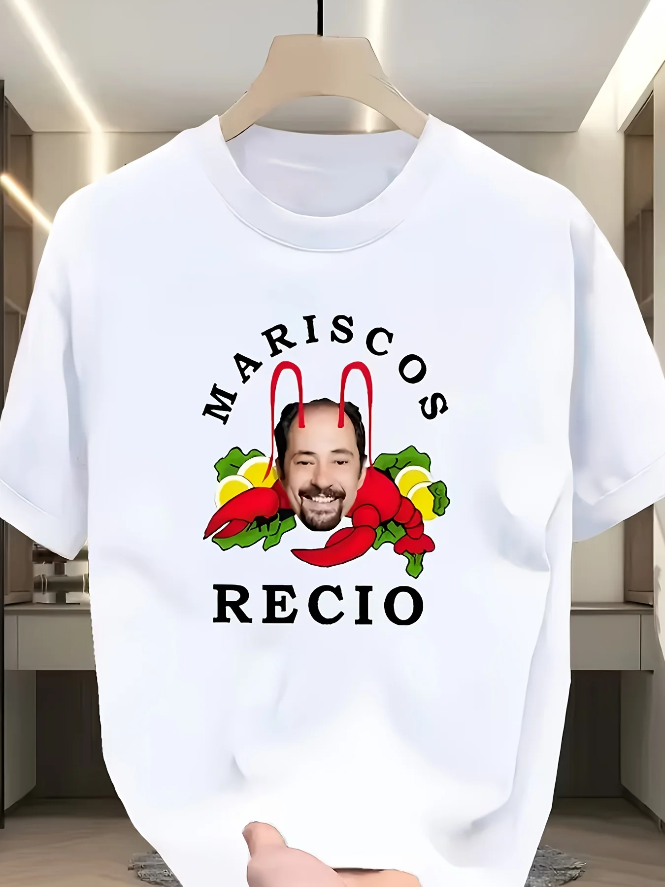 Camiseta de Cuello Redondo y Manga Corta con Fondo Negro, Estampado en Blanco y Rojo con Textura de Mariscos, Diseño Gourmet "MARISCOS RECIO"
