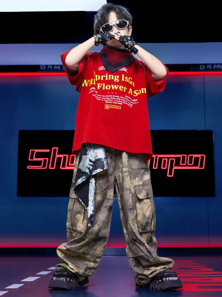 ヒップホップ子供ダンス衣装セット男の子ハンサムドラムキット赤 Tシャツ迷彩ズボンジャズダンススーツ