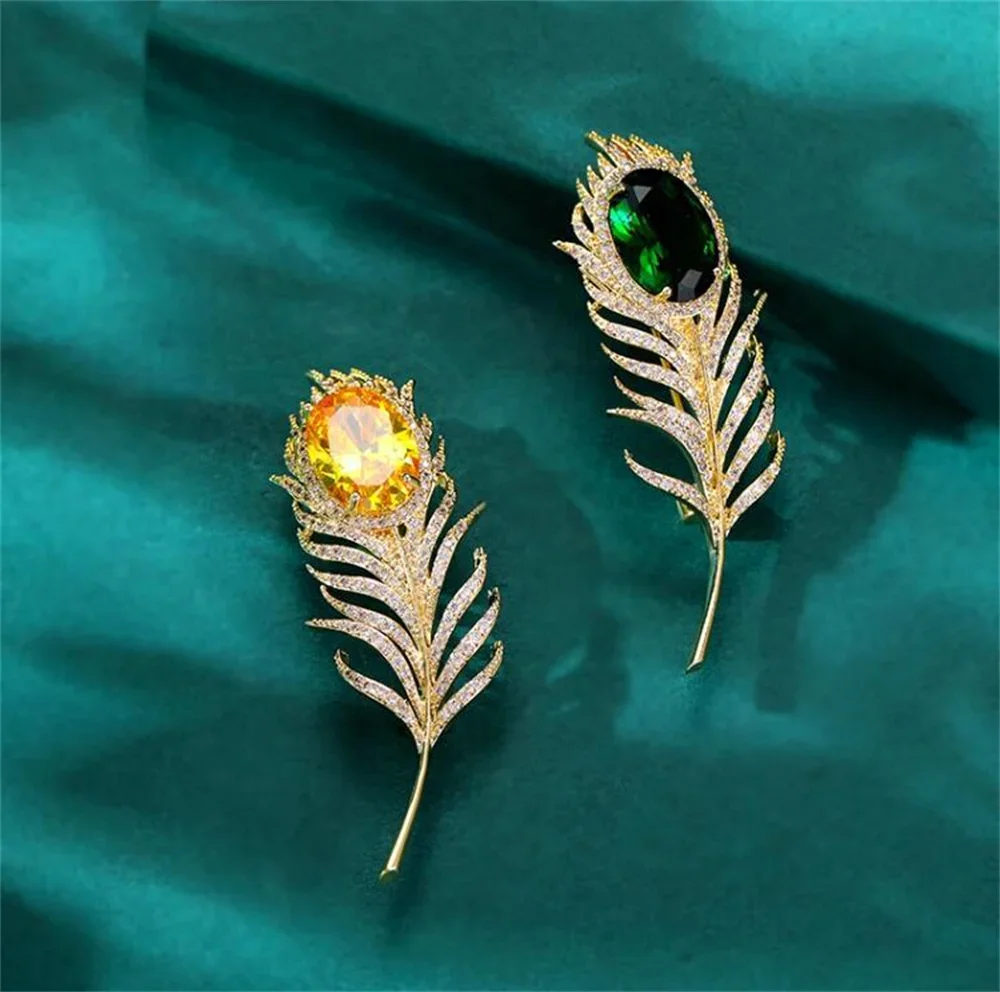 Luxury Crystal Peacock Feather Brooches for Women Men Elegant Pearl Rhinestone Alloy Lapel Pins Office Party Jewelry Gift