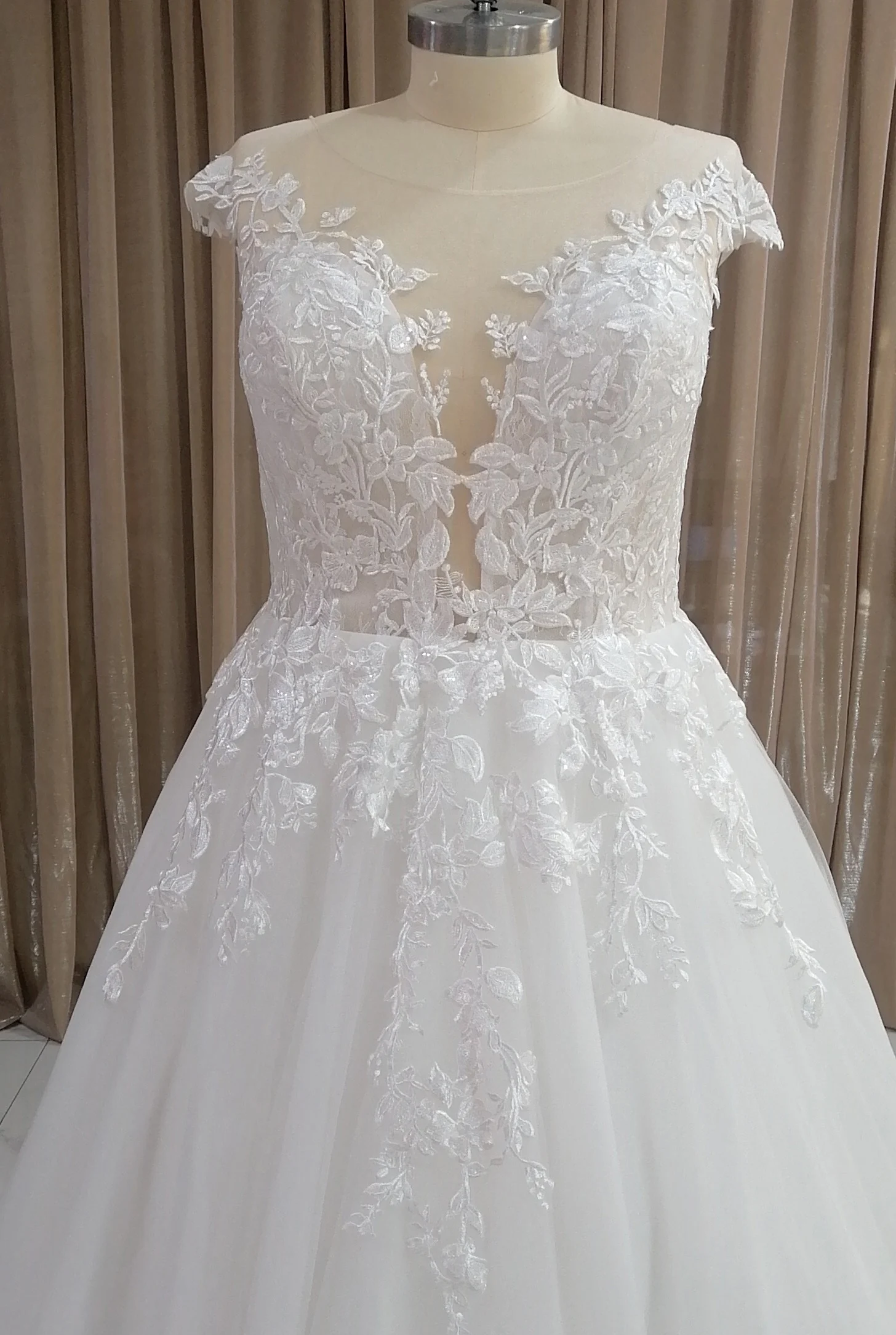 Luxury Lace Appliques Plus Size Wedding Dresses Plunge Buttons Bridal Gowns Cap Sleeves