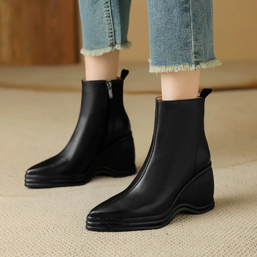 2024 Winter New Soft Leather Pointed Fashion Women's Short Boots with Side Zipper, Slope Heel, and Western Style Middle Tube