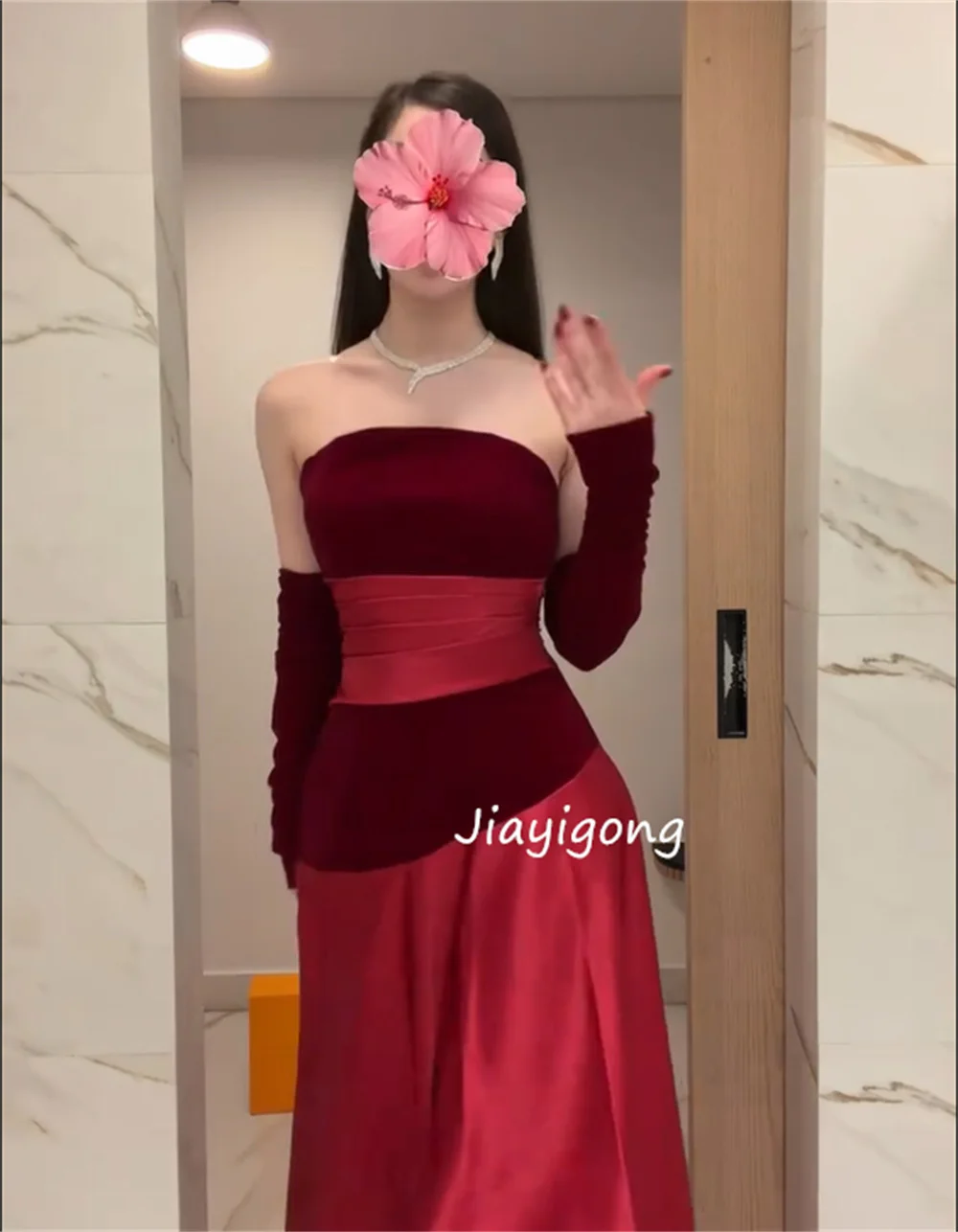 ชุดราตรีผ้ากำมะหยี่ทรงเอไลน์แบบไร้สาย ดีไซน์จีบระบาย หรูหรา สไตล์จีนสุดประณีต ปี 2025