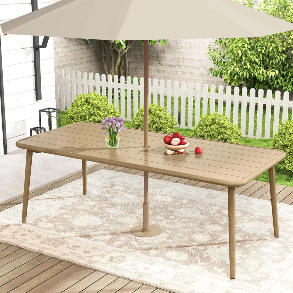 طاولة طعام خارجية لـ 8، طاولة طعام كبيرة بإطار من الألومنيوم مستطيلة الشكل، سطح طاولة يشبه الخشب مع مظلتين