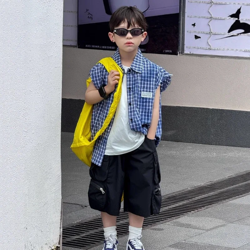 

Summer 2025 New Children’s Clothing: Boys’ Sleeveless Shirt with Blue Plaid Tie-Dye, Label, and Fringed Edges for Young Children