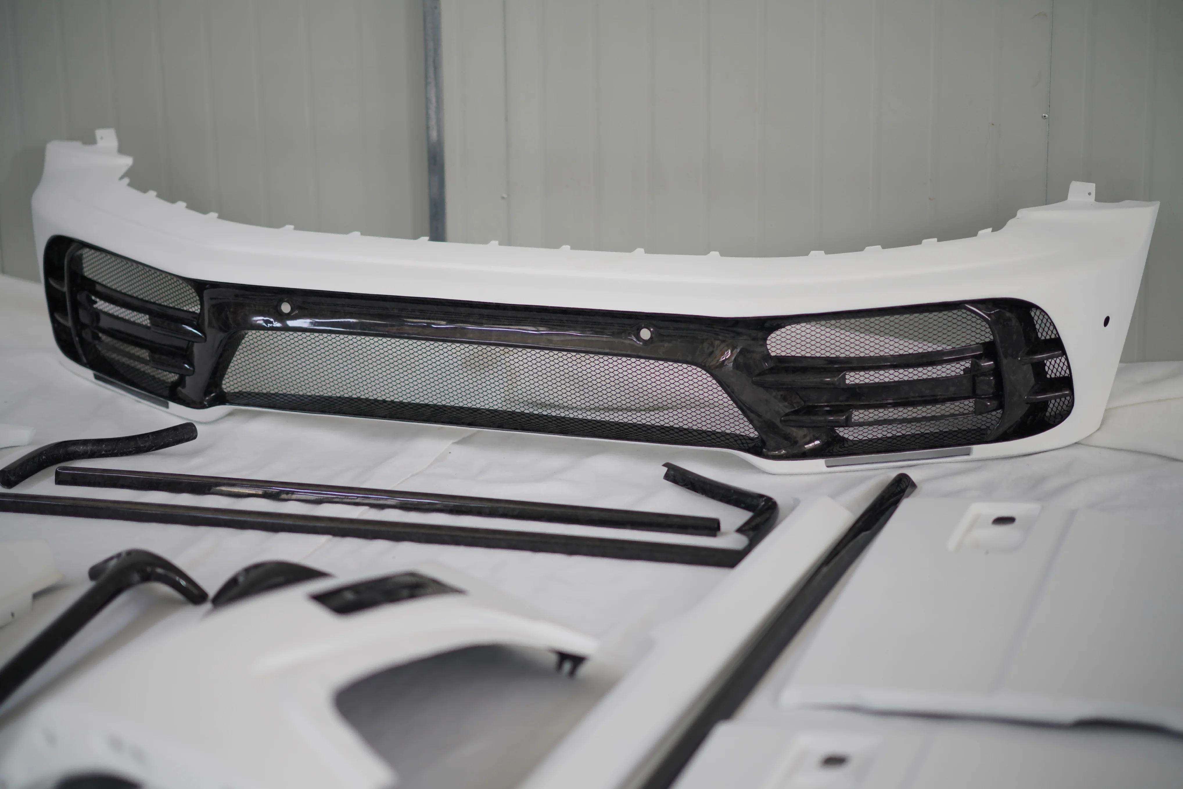 Manufacturer's New Carbon Fiber Automotive Full Body Kit Vehicle Front Bumper Accessory