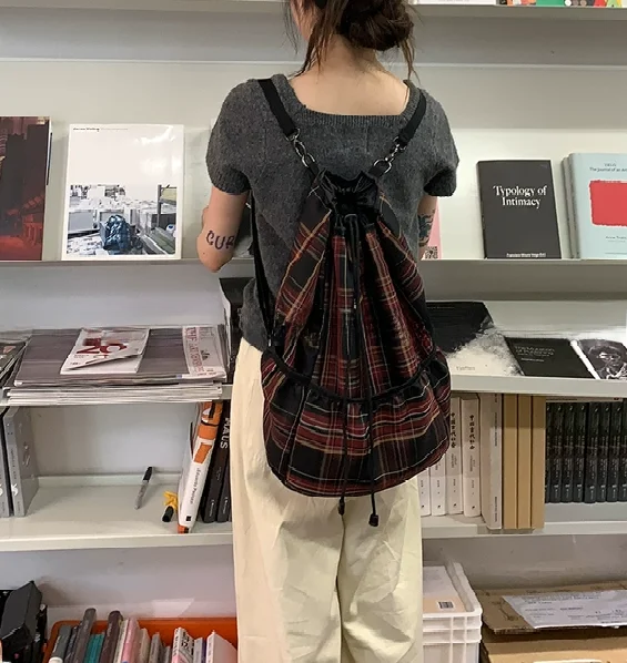 حقيبة ظهر جديدة لعام 2023 بنمط مربعات أحمر عتيق، سعة كبيرة، إغلاق برباط، حقيبة كتف بأسلوب بريطاني، لون واحد، حقيبة شبابية عصرية