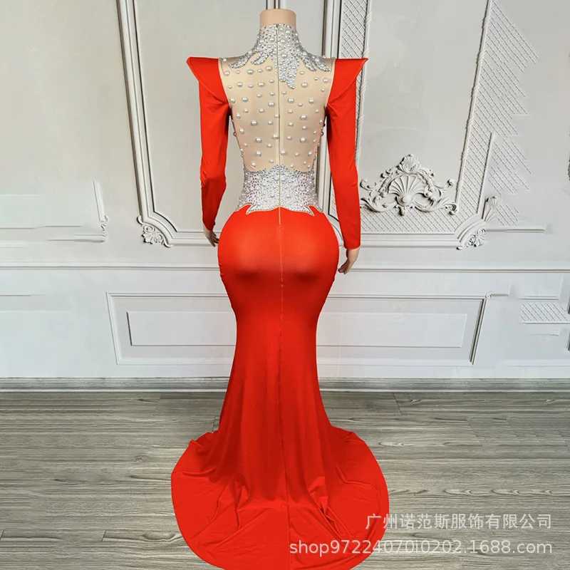 2026 الفاخرة الأحمر الكتف مزاجه ذيل السمكة تنورة الكبار نموذج المنصة الملابس العصرية المشاركة مأدبة الزفاف نخب الملابس