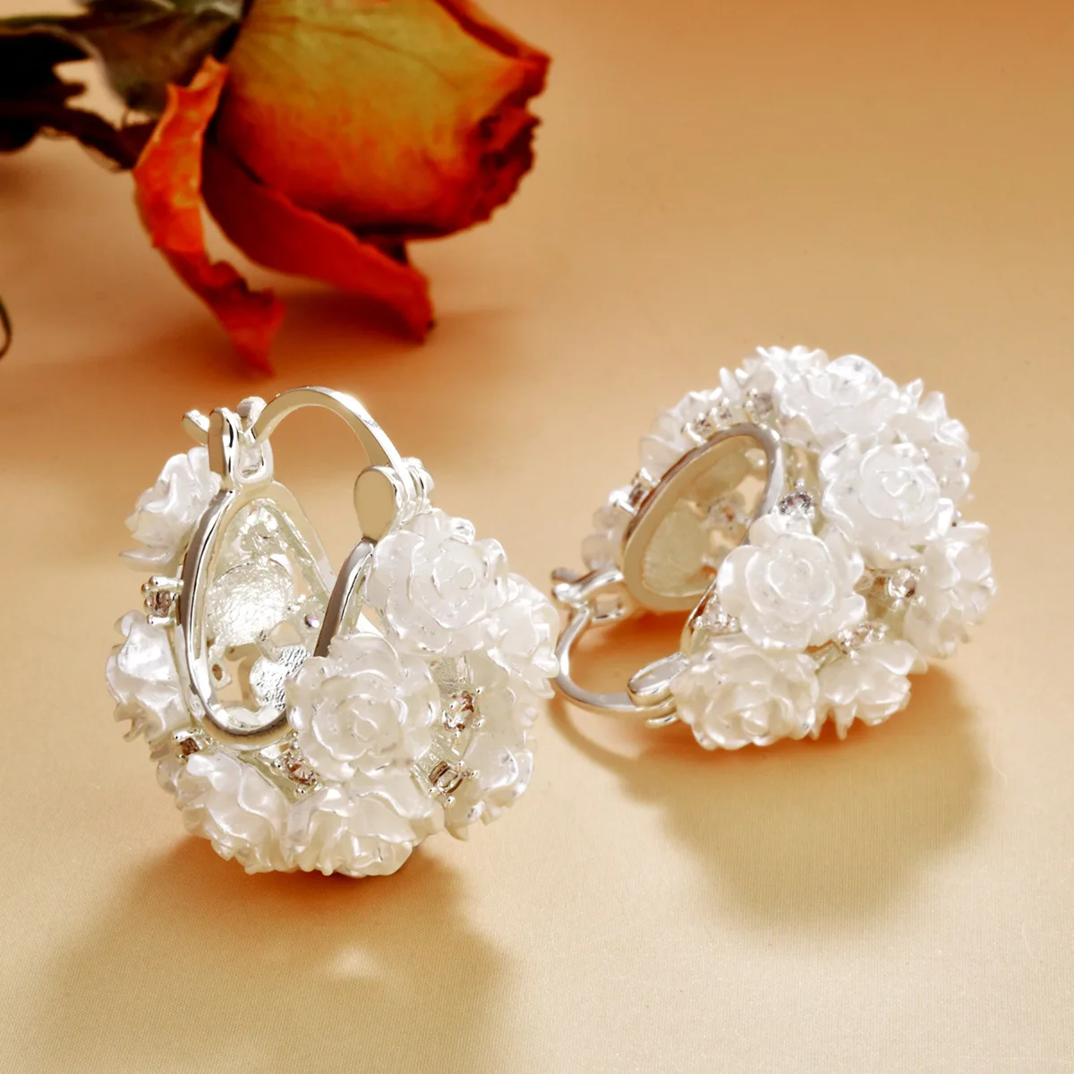 Super fairy rose cluster ear buckle light luxury high-end sense diamond-encrusted three-dimensional flower earrings niche design