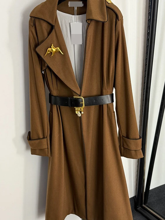 

Faionable Retro Briti Sle Long Sve Metal Pigeon Brooch Waist Cinching Coat with Belt Mid-Length Coat Polyester Fiber