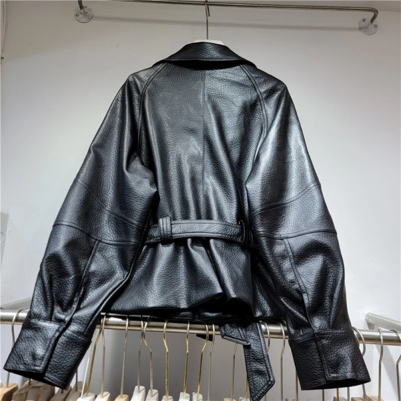 QICHE 2026 Women Retro Black Faux‑Leather Jacket Litchi‑Grain Contrast Lapel Raglan‑Sleeve Tie‑Waist Cropped Casual Outerwear