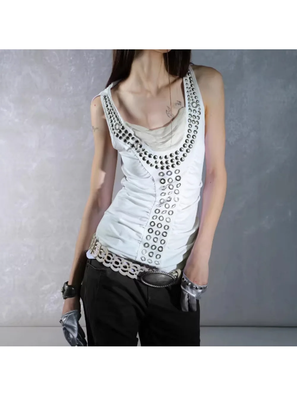 Nouveau débardeur à capuche sans manches été 2026, avec rivets argentés et détails latéraux, style punk décadent, tendance streetwear polyvalente, pour soirées en boîte de nuit