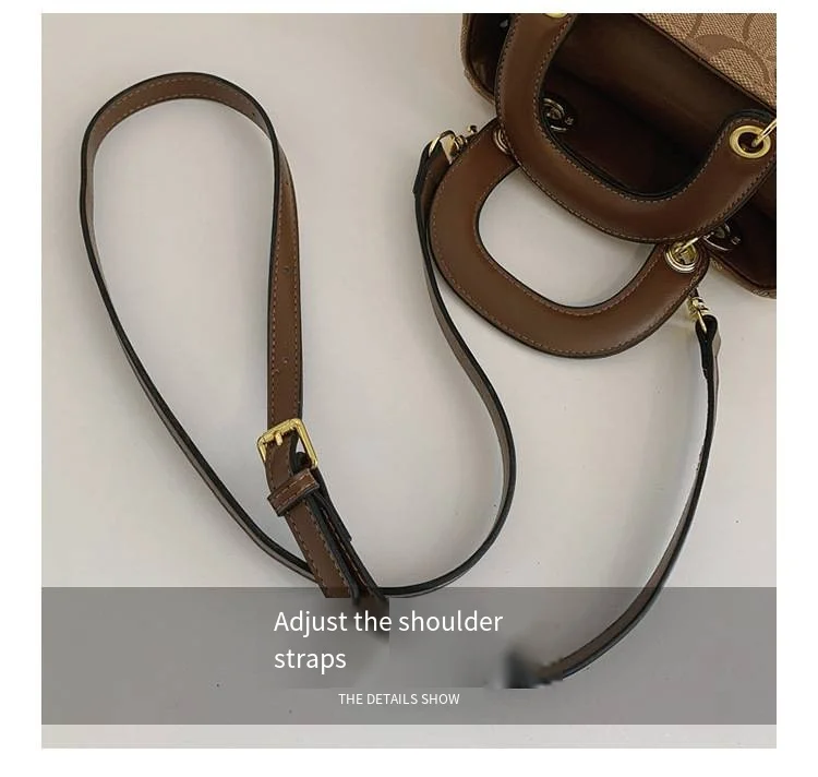 Luxuriöse Damenhandtasche im Vintage-Stil mit klassischem Monogramm, modische Designer-Tragetasche mit Bären-Anhänger für den Alltag und Verabredungen – Detail 4