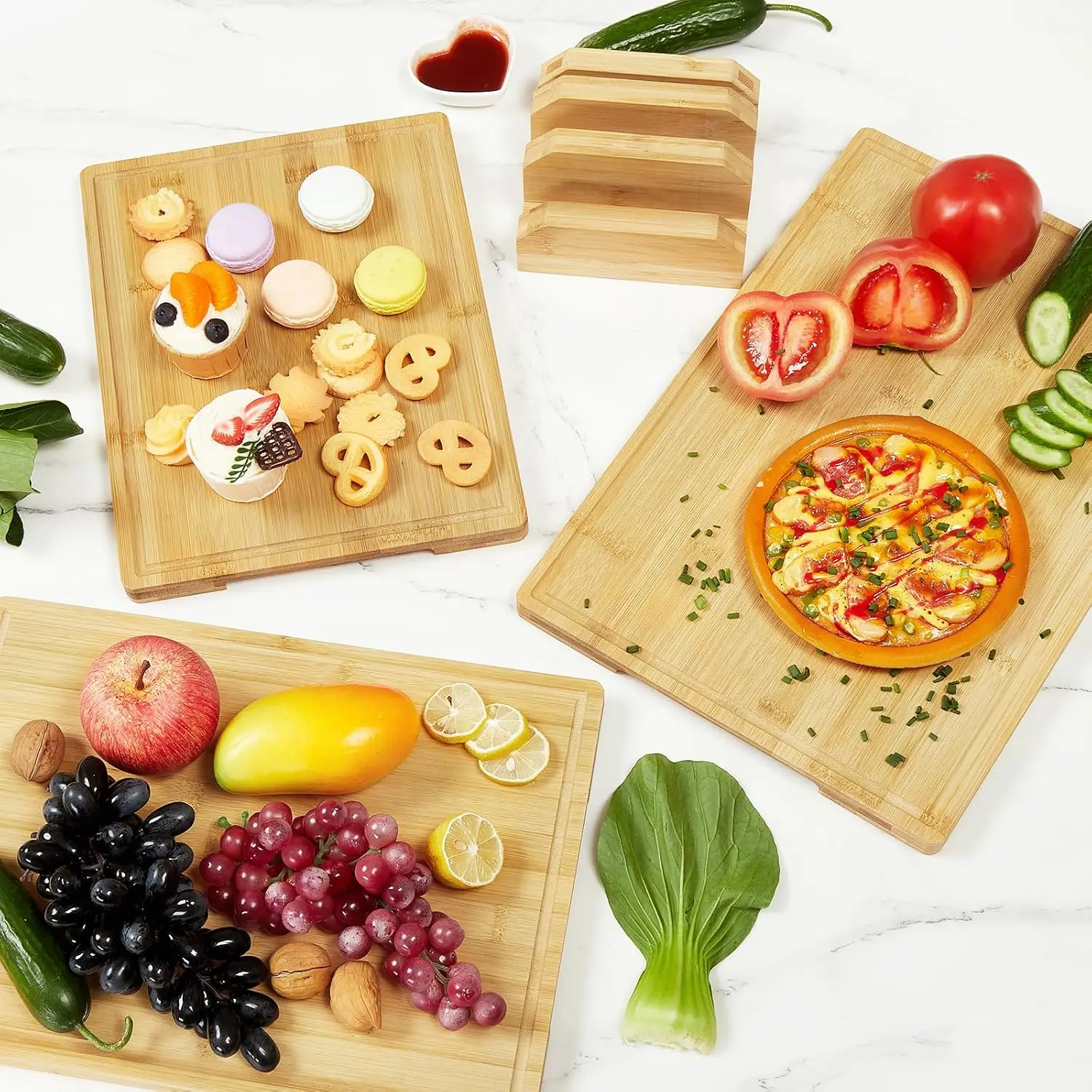 Ensemble de 3 planches à découper en bambou avec support de rangement, planches à découper robustes en bambou avec rainures à jus extra-profondes et poignées intégrées pour couper et servir la viande, les légumes et les fruits.