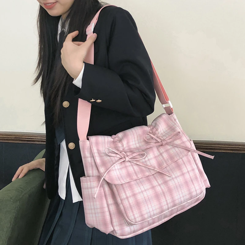 

The trendy and sweet bow crossbody bag is simple, fashionable, sweet and elegant. The grid adjustable shoulder strap shoulder ba