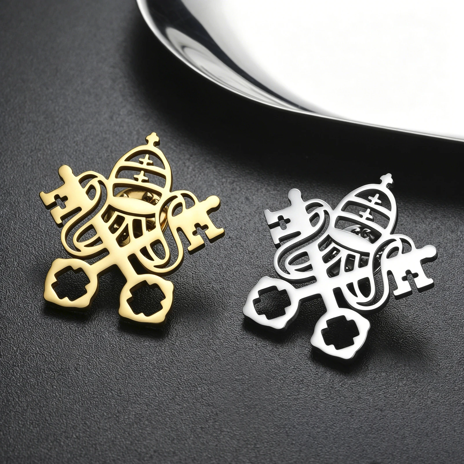 HIPEE  Vatican City Symbol Key of Heaven Brooch Stainless Steel  Saint Peter‘s Keys Lapel Pin Jewelry Gift for Women Men