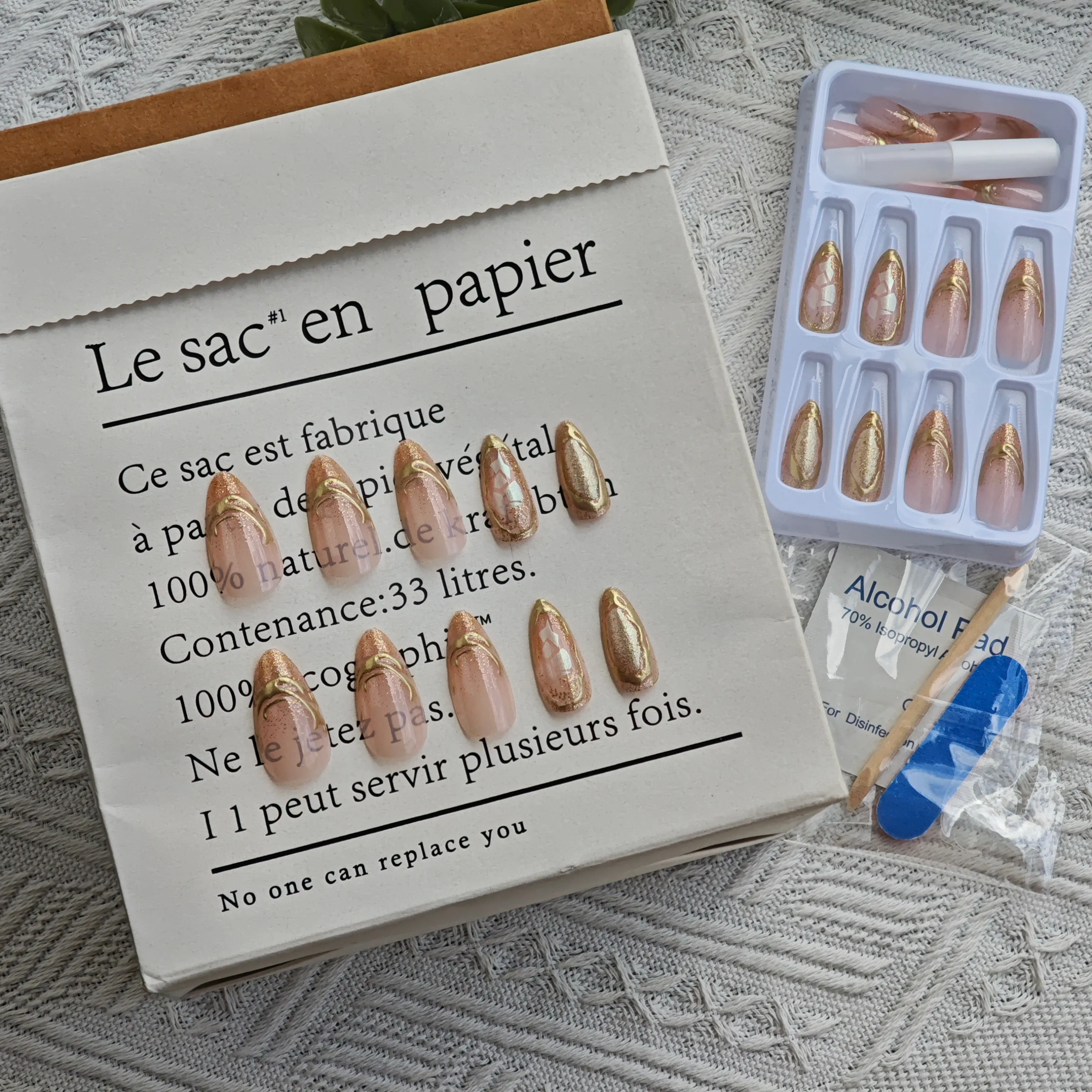 24 個のモルテン ゴールド 3D マイクロ ビーズ テクスチャー プレスオン ネイル – パーリー シャード付きショート アーモンド シェイプ フェイク ネイル セット