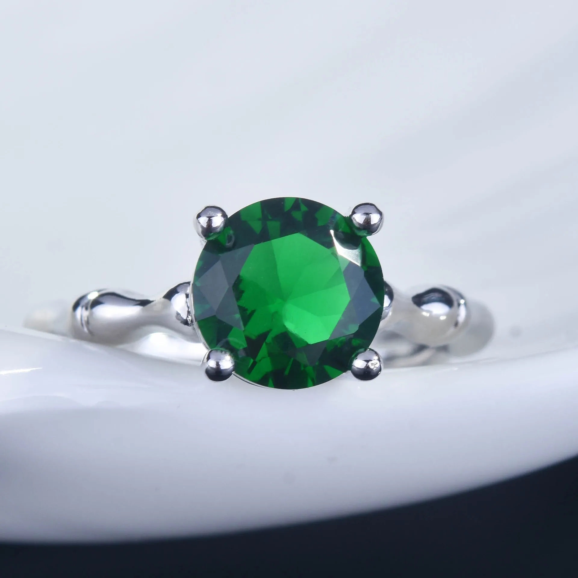 Bague ouverte à thème bambou en argent pur S925, bijou coloré et original pour femmes, ornée d'une pierre émeraude, accessoire de doigt ajustable et élégant.
