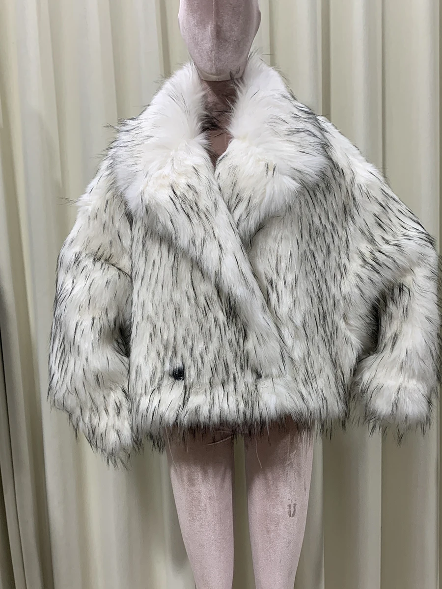 

Осень-зима, большие толстые теплые короткие пальто из искусственного лисьего меха, женская свободная повседневная модная пушистая куртка с рукавами «летучая мышь», уличная одежда 2025 шуба искусственный мех