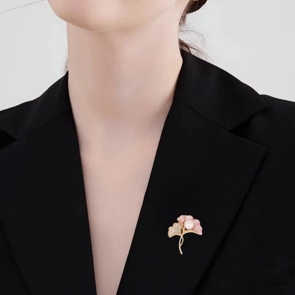 Ginkgo leaf pearl brooch, high-end women's pink jewelry, fashionable chest flower, anti glare pin buckle accessories