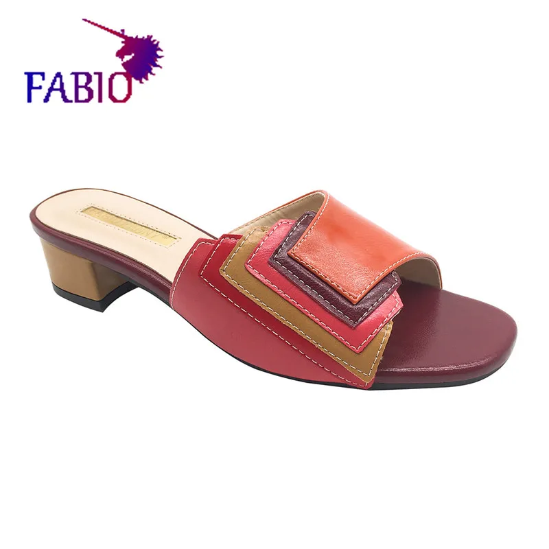 Pantofole da donna multicolori con giunture a strisce raffinate di nuova moda Pantofole da donna semplici stile casual Nigeria