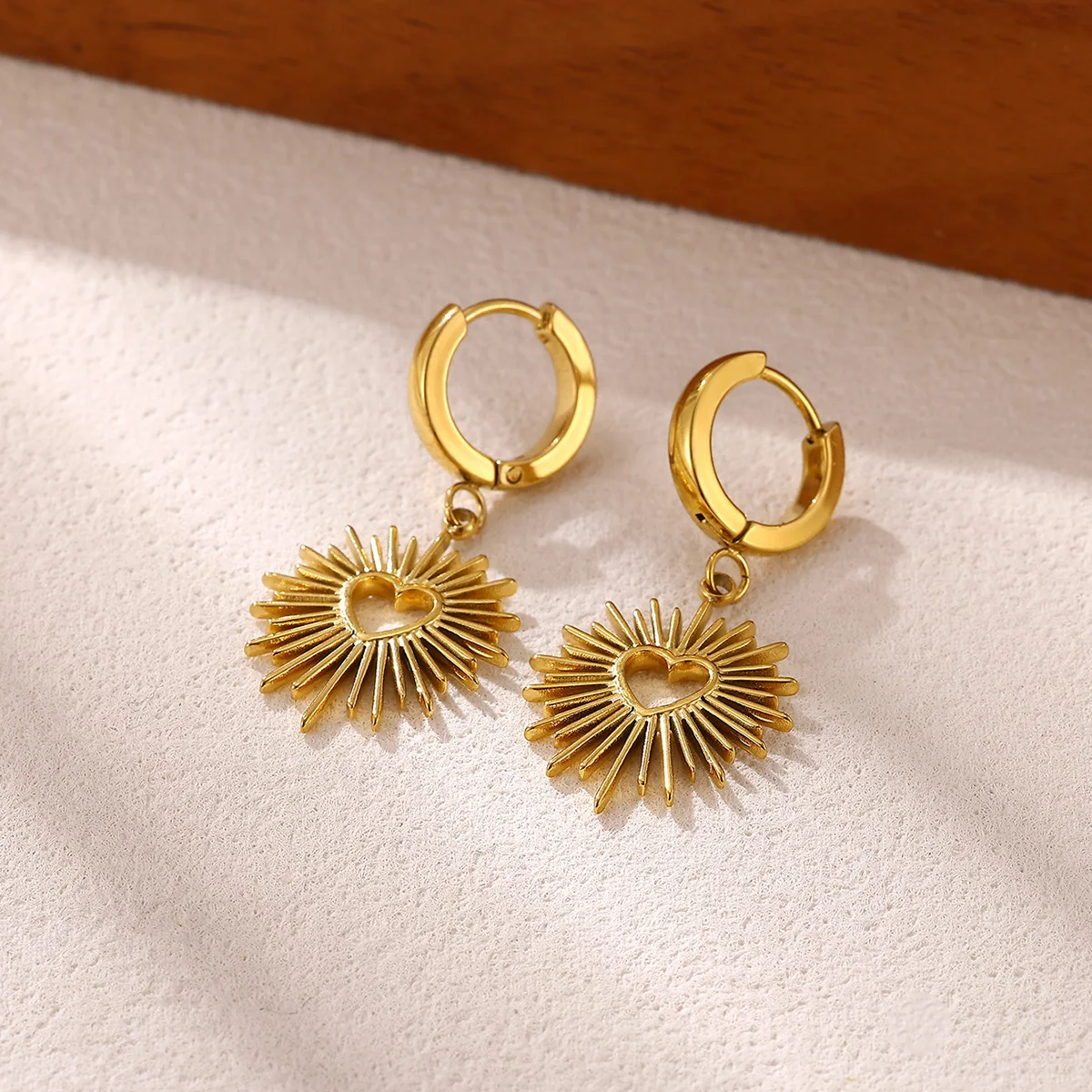 Goldfarbene Edelstahl-Ohrringe mit Sonnenstrahlen-Herz-Design, hohle Sonnen-Ohrringe, Huggie-Creolen, ästhetischer Schmuck, Geschenk für Damen – Detail 3