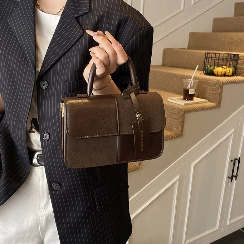 

High-End Women's Messenger Bag Made Of Premium Leather Boasting Trendy Commuter Design And Classic Paris Vintage Look​