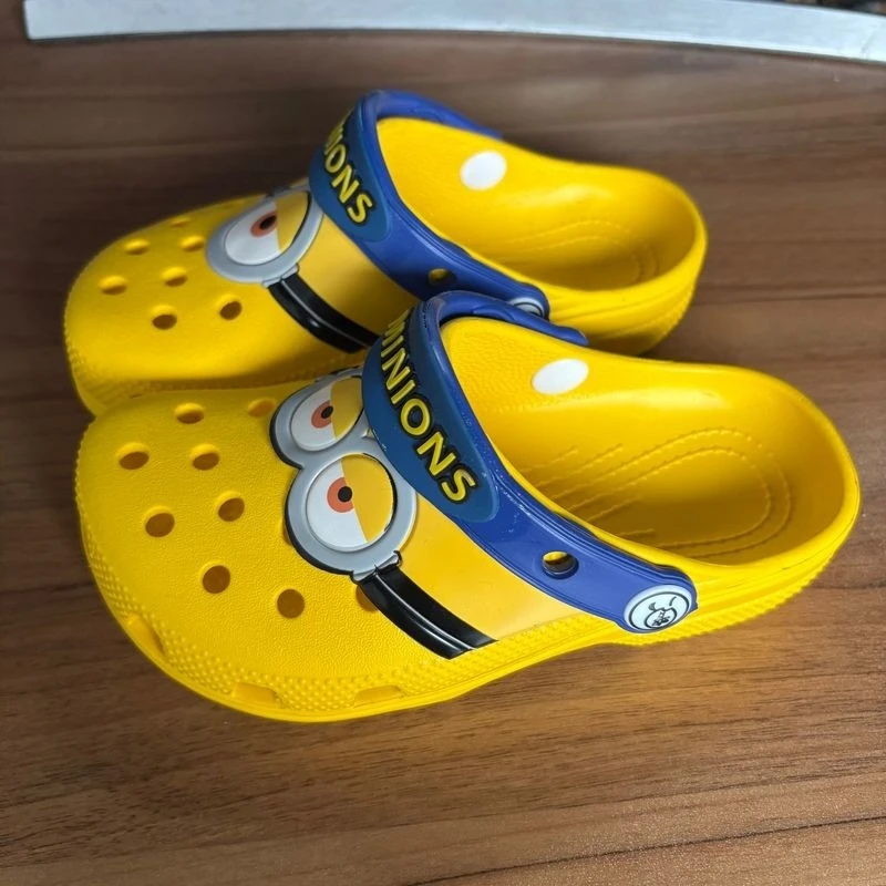 2025 جديد حار الكرتون الأطفال ثقب الأحذية للبنين والبنات بارد وعصري المضادة للانزلاق تنفس صنادل شاطئ هدية عيد