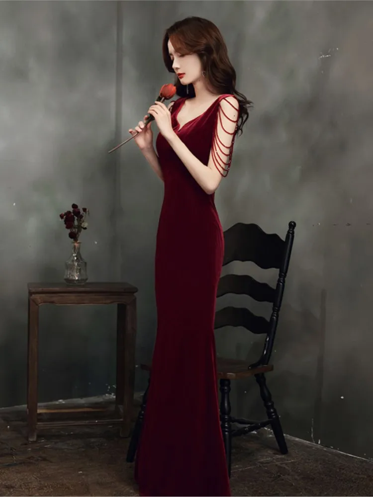 A red fishtail dress for the tassel banquet light luxury and niche toasting host