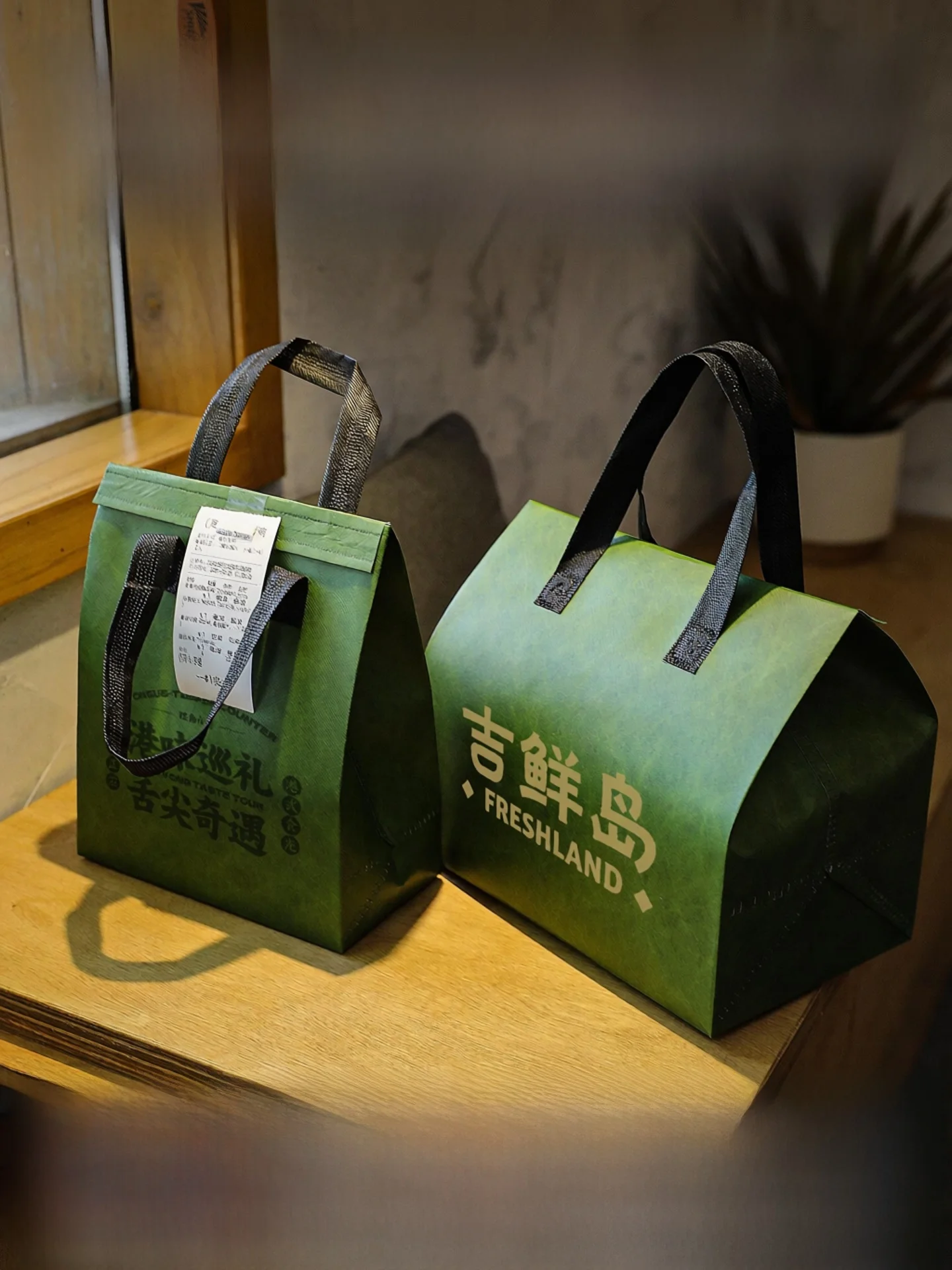 borsa-termica-per-consegne-in-tessuto-non-tessuto-con-rivestimento-in-alluminio-per-te-al-latte-dessert-e-asporto-con-logo-stampato-personalizzabile-e-chiusura-autoadesiva