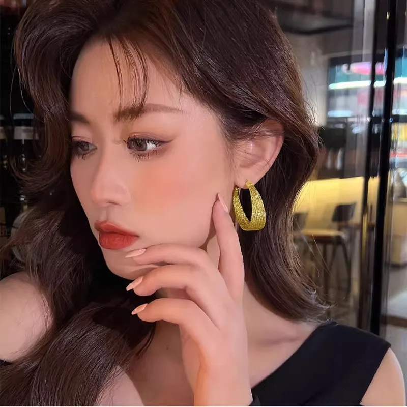 

Fashionable AU750 C Type Exaggerated Personality Heavy duty Earrings Retro Texture Multi level Atmospheric Earrings Female
