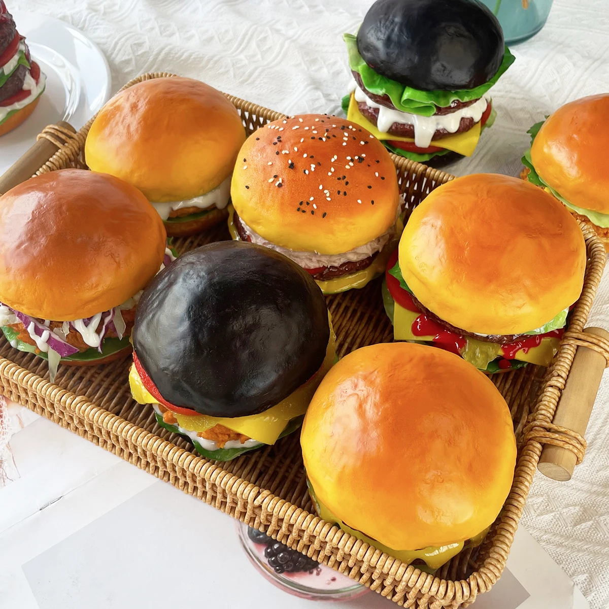 Realistisches gefälschtes Hamburger-Modell, PU-Material, Lebensmittel-Display-Requisite (1 Stück), für Fotografie, Dekoration, Restaurant, Schaufenster, Party – Detail 8