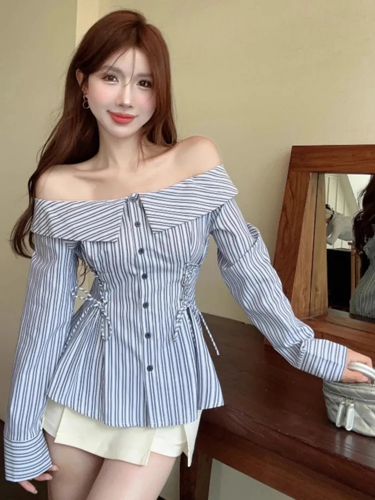 เสื้อเชิ้ตผู้หญิงลายทางเก๋ไก๋ คอเฉียงเปิดไหล่ ทรงเข้ารูปหวานๆ สไตล์สลิมฟิต เสื้อผ้าสำหรับฤดูใบไม้ผลิและฤดูใบไม้ร่วง แขนยาว แต่งลูกไม้รูดเชือก รุ่นใหม่ล่าสุด