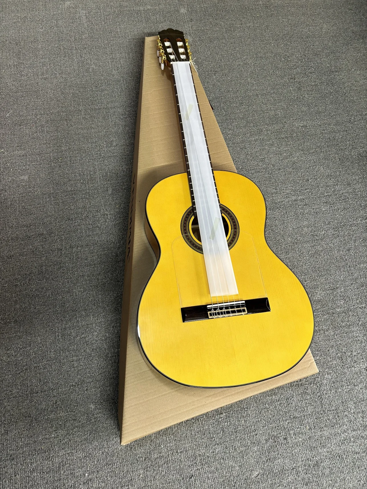 39 Inch Full Size/Cutaway Flamenco Guitar with Spruce/Aguadze Body, Classical Guitar with Nylon Strings 580mm, 52mm Nut