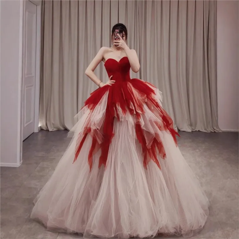 

At the a puffy plus-size toasting and banquet dress was performed