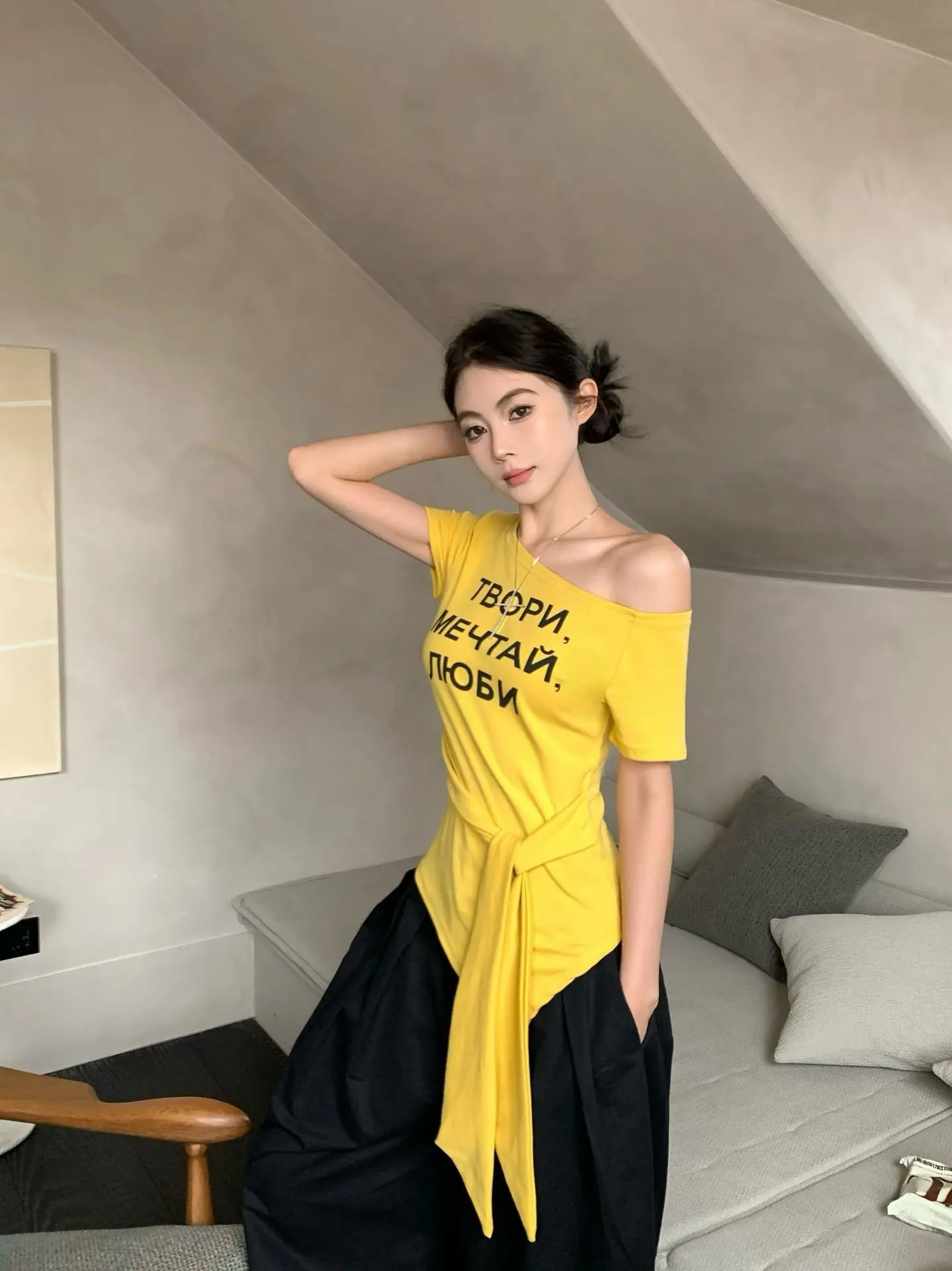 Damen Sommer T-Shirt mit Buchstaben-Print, One-Shoulder, Kurzarm, Slim-Fit Top, Mädchen Kurzes Studenten-Basisshirt, Lässiges T-Shirt für Frauen – Detail 22