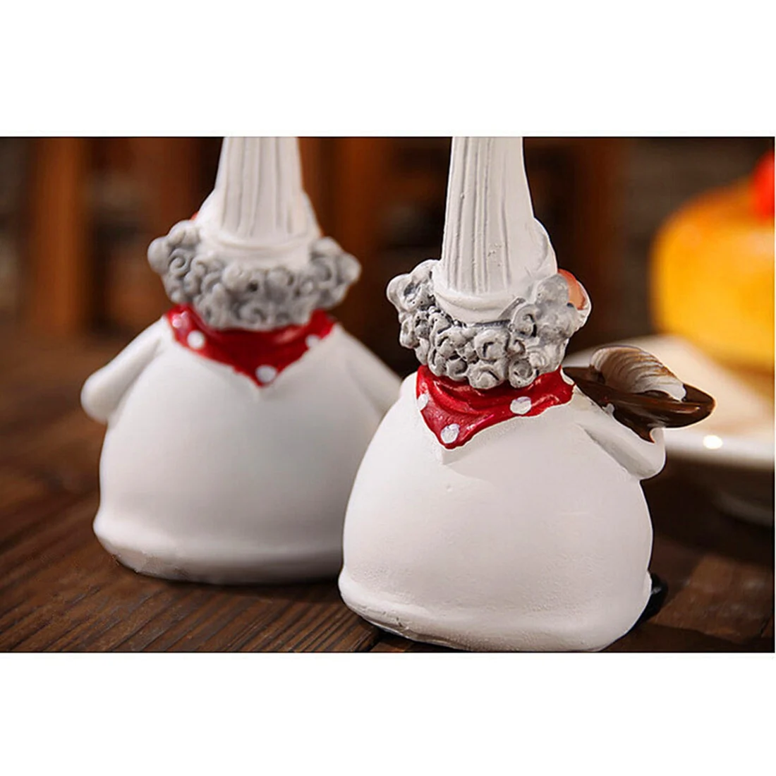 1 Pair of American Village Retro Top Hat Chef Plastic Decoration Creative Kitchen Restaurant Home Decoration Cafe