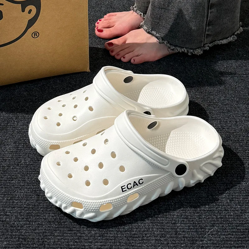

2026 Women Hole Shoes Summer Slippers Non-Slip Outdoor Sandals Closed Toe Garden Clogs Beach Slippers Thick Bottom Soft Bottom
