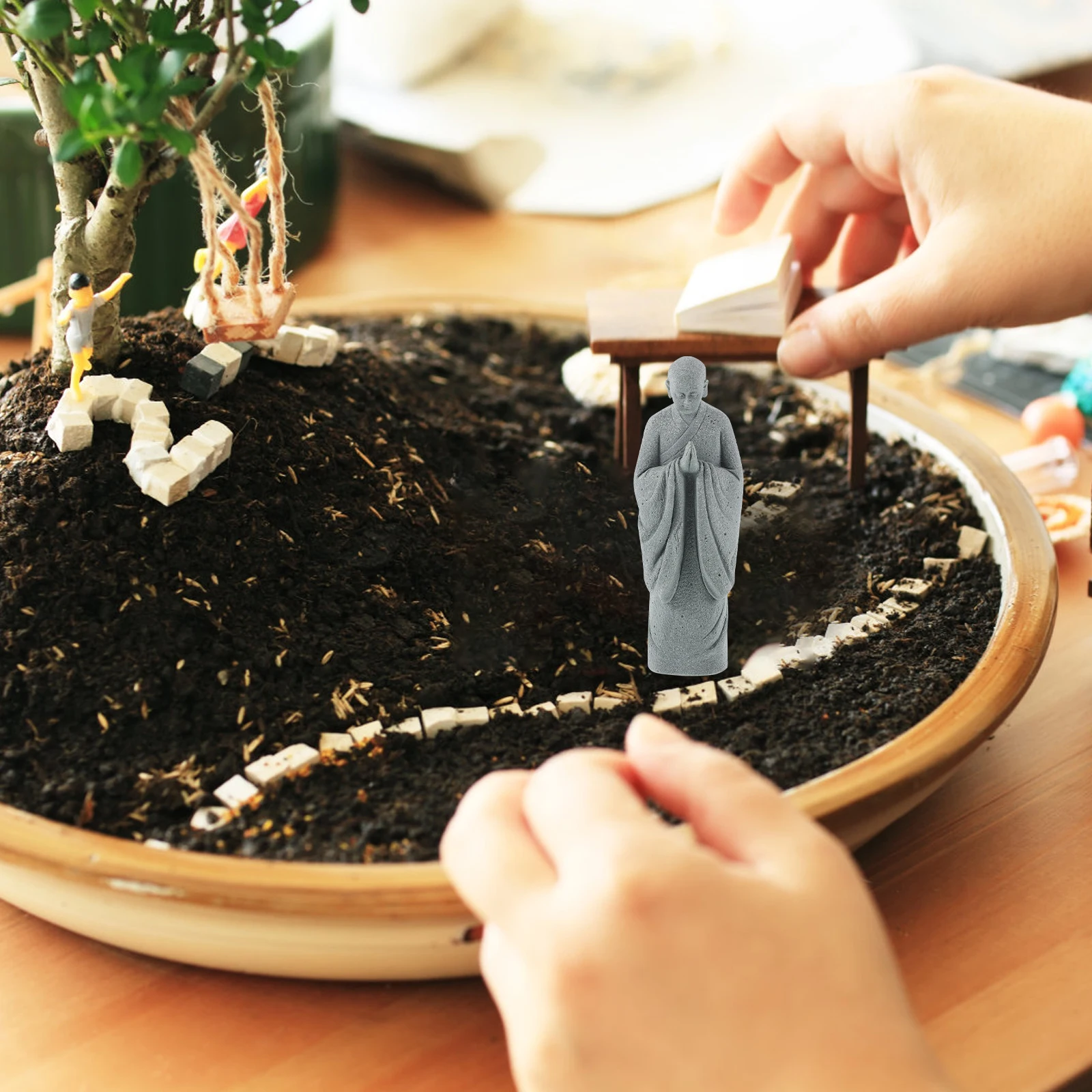 

Miniature Resin Statue Fine Workmanship Flat Bottom Stable Design Zen Room Decor Desktop Art Decor Courtyard Scene