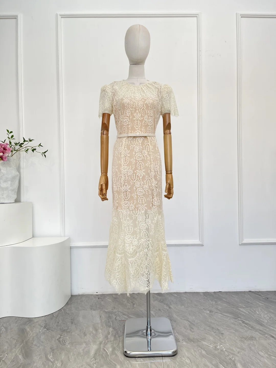 Weißes, kurzärmliges Midikleid mit Perlen und Diamanten und Spitze