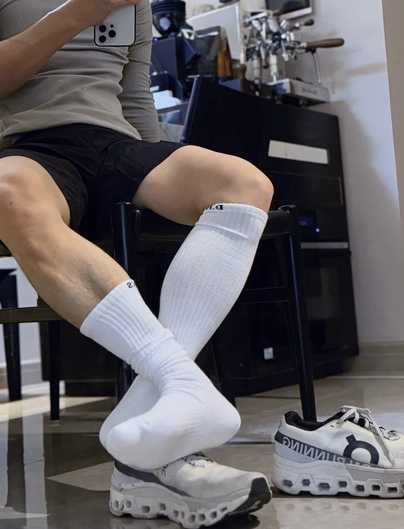Kaus kaki kaus kaki panjang untuk pria, Kaos Kaki stoking olahraga sepak bola nyaman warna polos, kaus kaki warna hitam putih untuk pria
