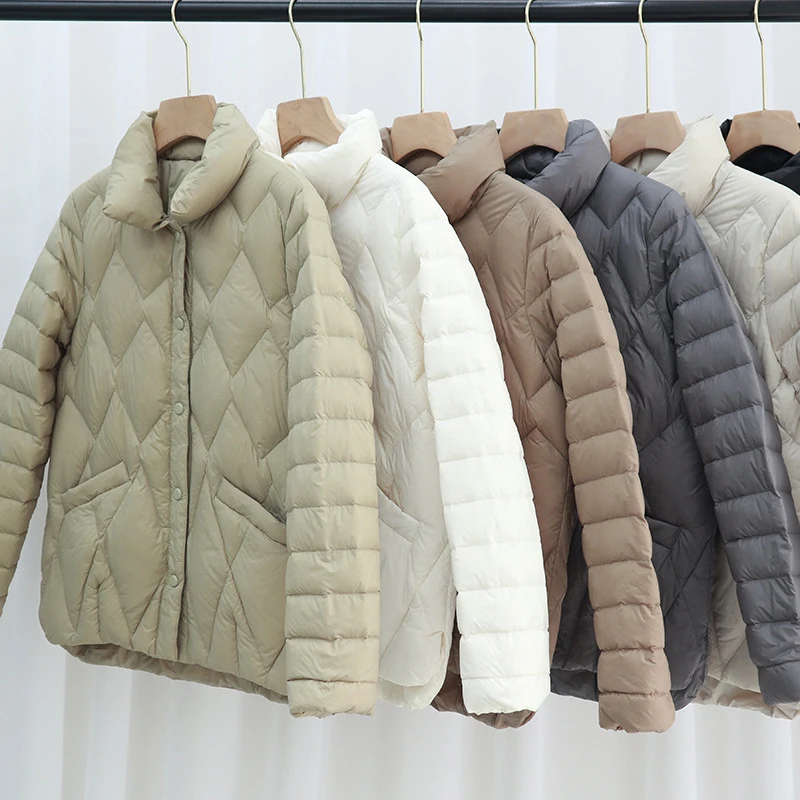 2025 Otoño e Invierno nuevos abrigos ligeros con cuello levantado chaqueta de plumón de pato blanco chaqueta de ropa corta de moda cálida para mujer