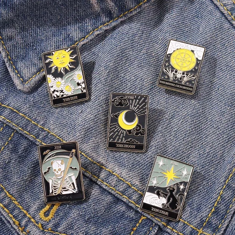 Broche de la serie Luna, sol, estrella, pintura de calavera, accesorios de ropa de Halloween, broche para mochila, insignia, alfileres de solapa, Tarot de estilo Punk