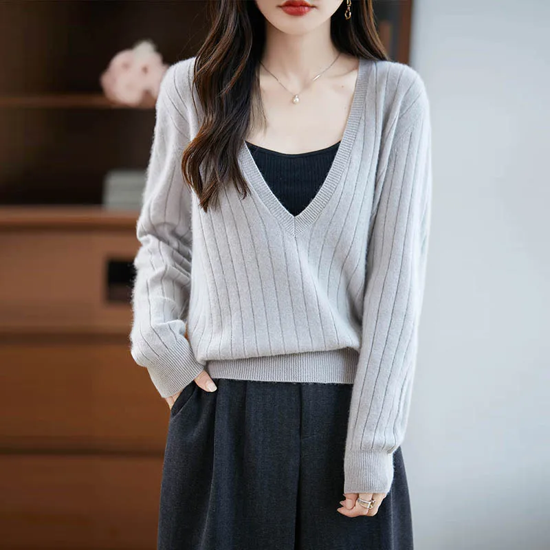 Трикотаж пуловера из 100% шерсти с глубоким V-образным вырезом и широкими полосками, элегантный и стильный выбор для женщин