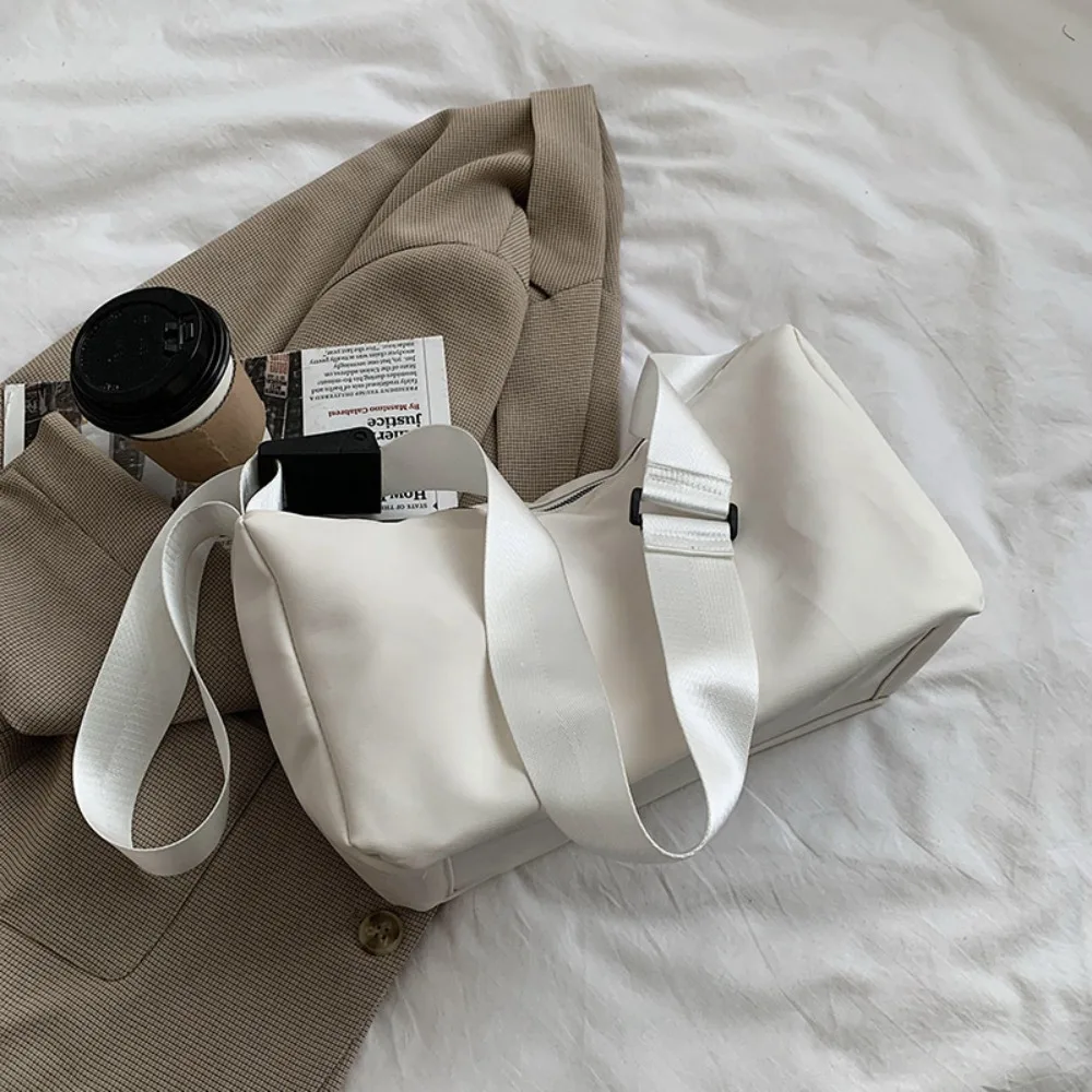 حقيبة كتف هاراجوكو البولي يوريثان الأنيقة ذات سعة كبيرة بلون سادة حقيبة تدريب اللياقة البدنية ناعمة مقاومة للماء حقيبة كروس رياضية للصالة الرياضية #1