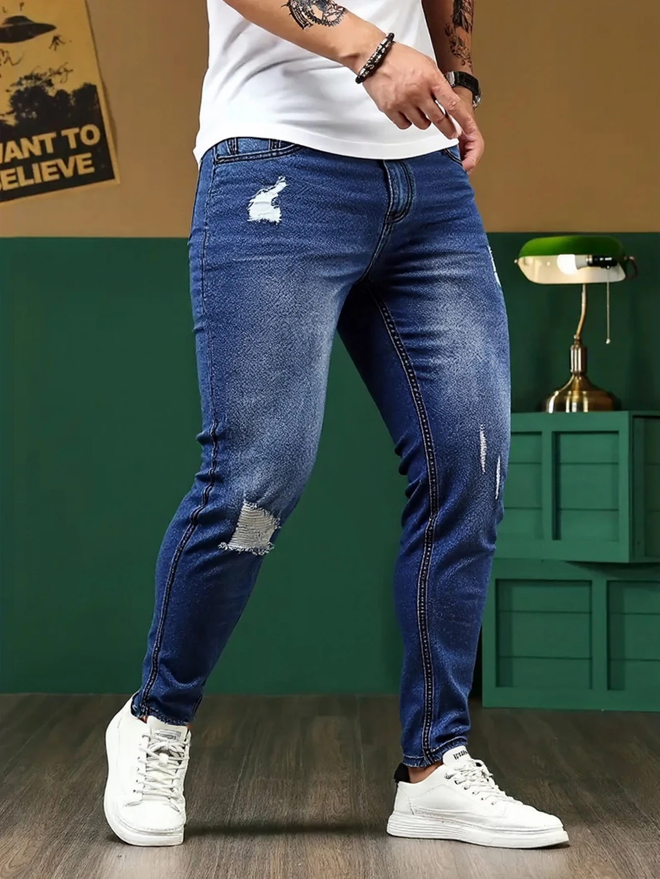 

Мужские синие узкие джинсы с потертостями, с уникальным изношенным дизайном, идеально подходящим форму тела, делает ее просто в создании.