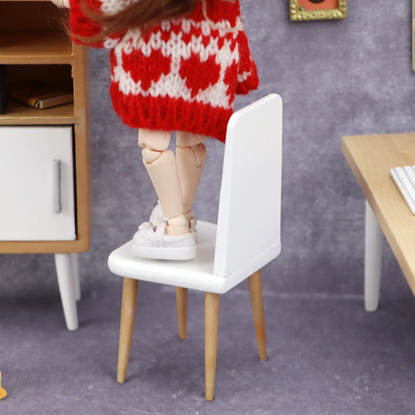 Silla blanca en miniatura para casa de muñecas, muebles de bolsillo de estilo moderno, accesorios de decoración del hogar, escala 1/12